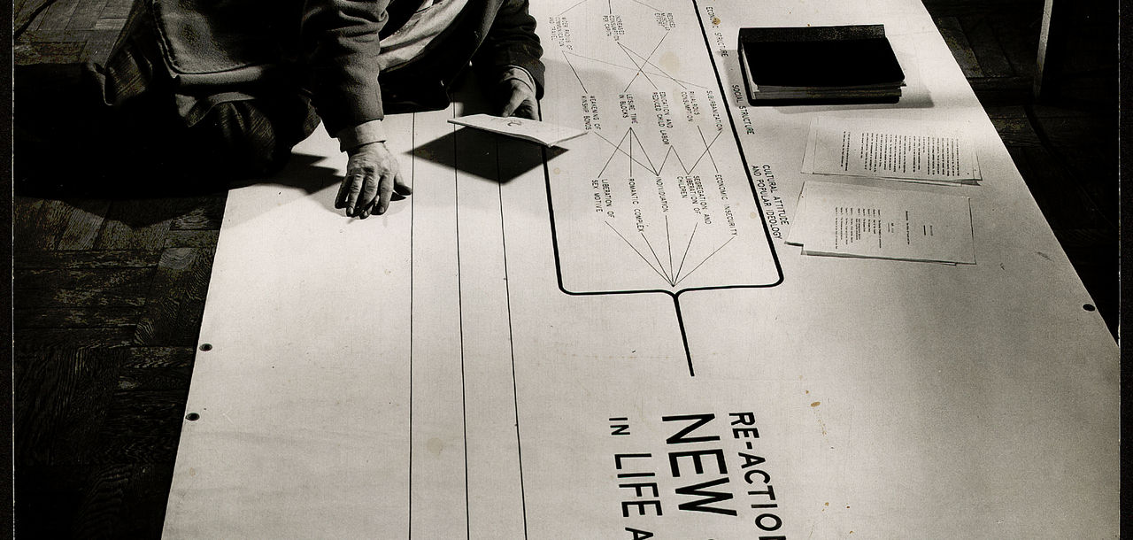 Friedrich Kiesler mit Katze Sing-Sing auf dem Metabolism Chart, New York, 1947, Foto: Ben Schnall © 2014 Österreichische Friedrich und Lillian Kiesler Privatstiftung, Wien
